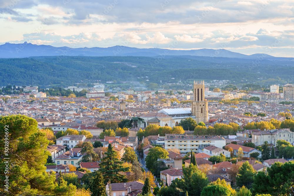 Vue panoramique sur la ville Aix-en-Provence en automne. Coucher de soleil. France, Provence.