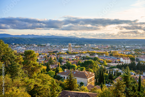 Vue panoramique sur la ville Aix-en-Provence en automne. Coucher de soleil. France, Provence.