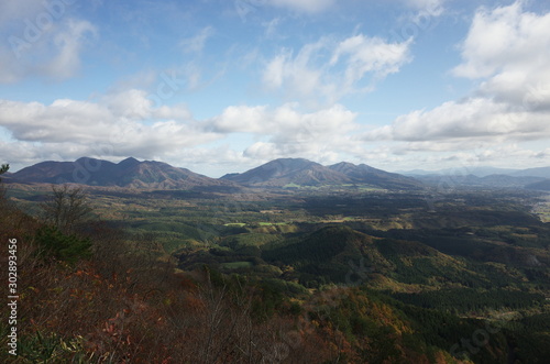 日本の美しい秋の山