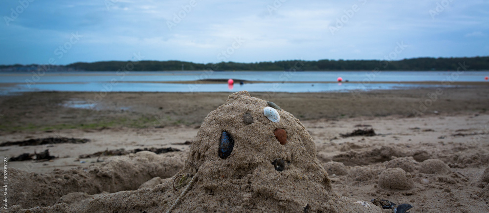 Sandburg mit Muscheln, Ostsee, Kieler Förde Sandburg mit Muscheln, Ostsee, Kieler Förde