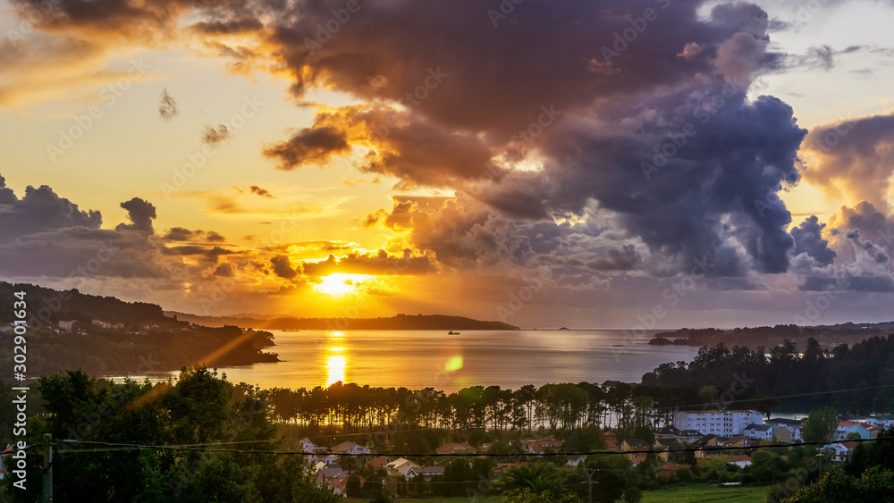 Obraz premium Spectacular Cloudy Sunset Over Ares Estuary Cabañas La Coruña