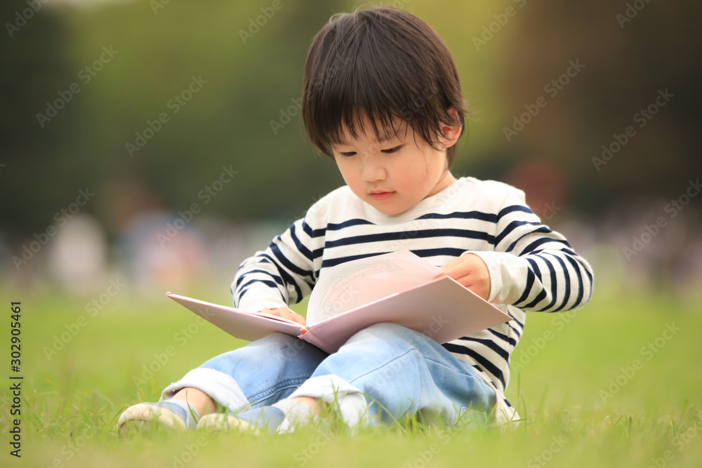本を読む男の子 本を読む男の子