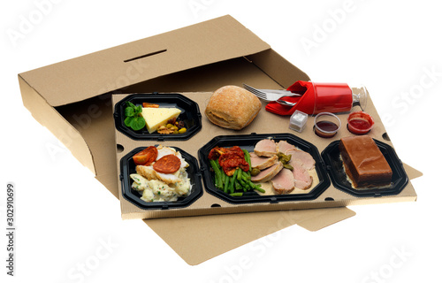 Plateau repas en carton isolé sur fond blanc