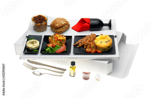 Aliments plateau repas isolé fond blanc