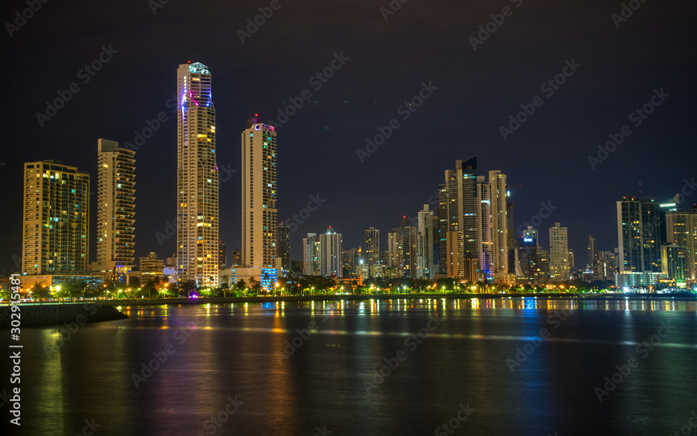 Fototapeta premium Skyline Panama-City Nachts Night Spiegelung