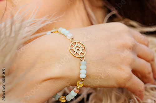 Photographie Fashionable boho yoga mineral stone bracelet on female wrist
