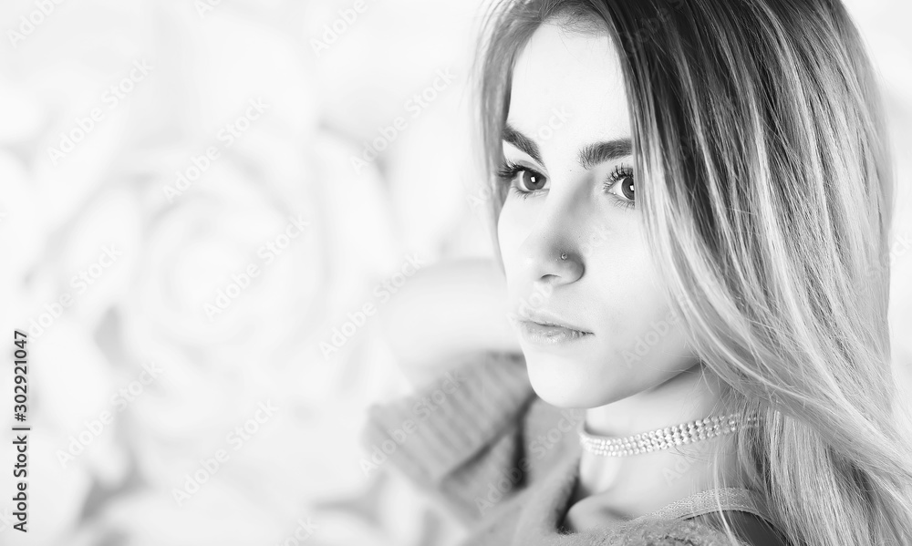Naklejka premium Young girl in a sweater in a room