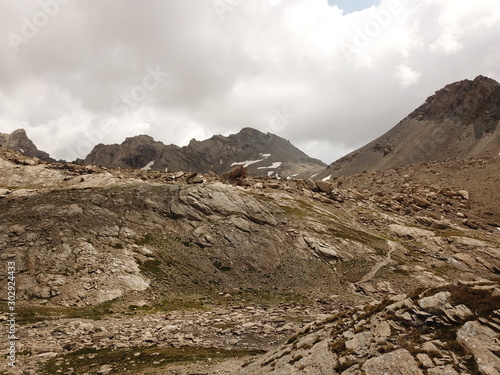 sommet de haute montagne sur chemin de randonnée dans paysage rocailleux et sec
