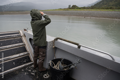 Bear watching bei Regen-  Bärenbeobachtung im Katmai Nationalpark - Am leichtesten lassen sich die Grizzlybären von See aus an der Küste beobachten. Schlechtes Wetter ist hierbei ken Hinderungsgrund photo