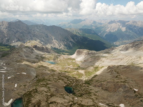 vallée montagneuse des alpes vue du ciel en drone photo