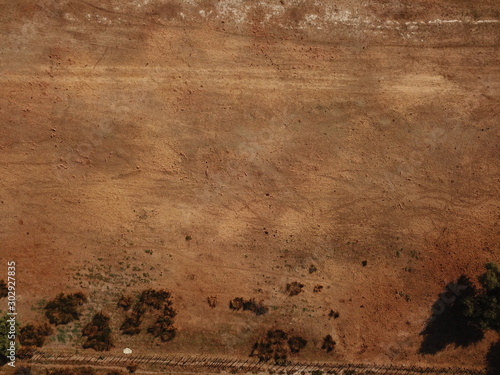 vue aérienne en top shot de matière de champ de terre d’élevage de bêtes terrain sec et aride presque désert