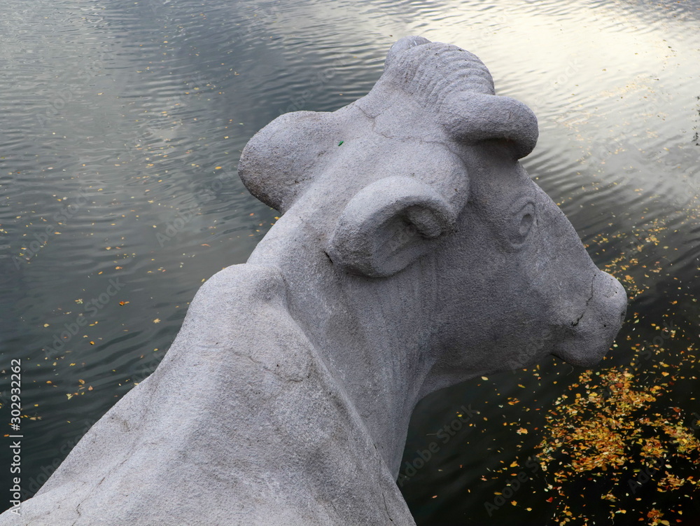 Fototapeta premium Figur an der Kröllwitzer Brücke in Halle/Saale