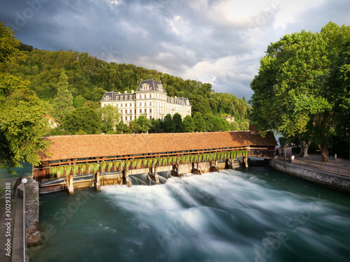 Vue globale du vieux Pont de Thoune enjambant l'Aar, Suisse