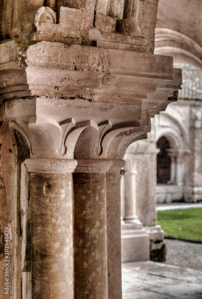 Détail du cloître de l'abbaye de Fontenay, France