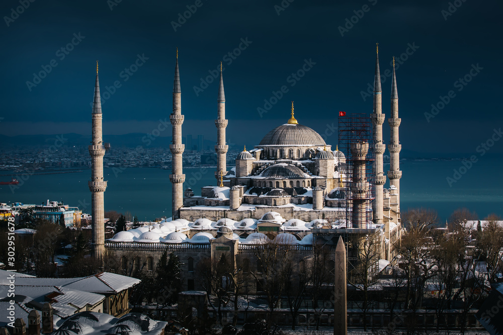  The Sultan Ahmet Mosque (Blue Mosque) - a historic mosque in Istanbul, Turkey. in winter day with snow in Istanbul, 