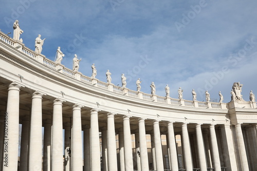 Принти на полотні statues of the white colonnade by the architect Bellini in the V