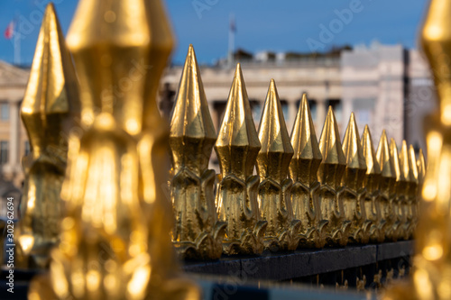 Paris Park Zaun Gold Tuileries Louvre Place de la Condorde Champs-Élysées schmiedeeisern historisch Spitzen gülden historisch Renovierung Reihe Hintergrund Frankreich Metropole Hauptstadt Kulisse  photo