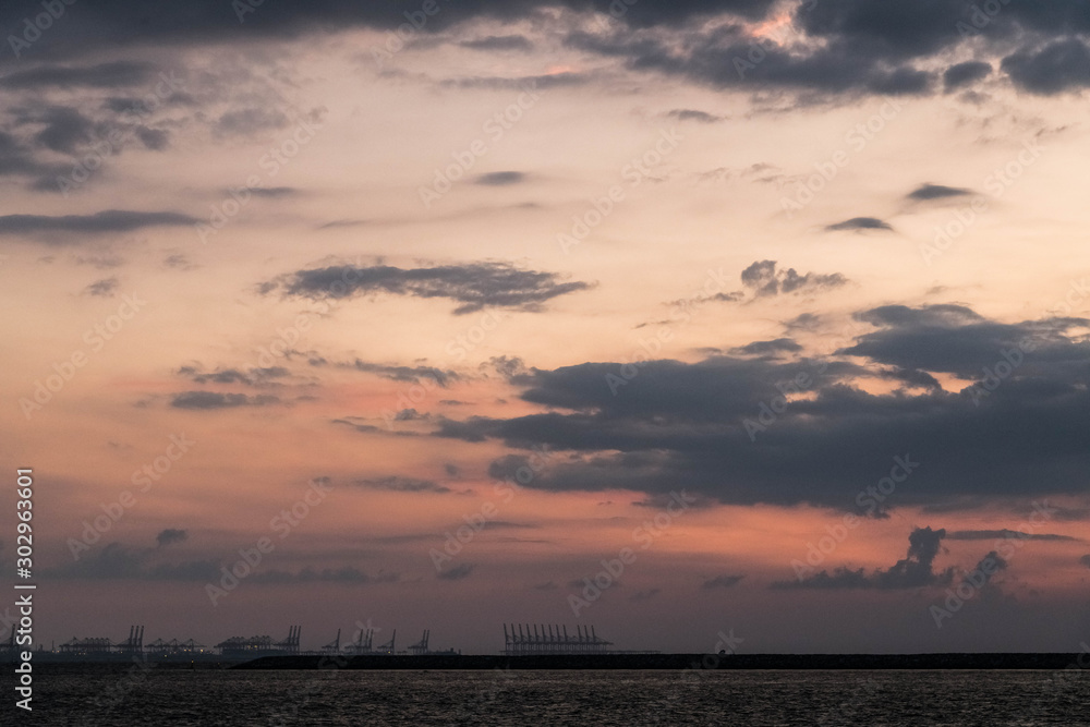 Obraz premium Scenic Sunset Sky and Cloudy Sky over Dubai , United Arab Emirates