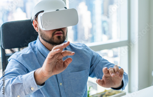 Konstfotografi Man working in VR goggles in office