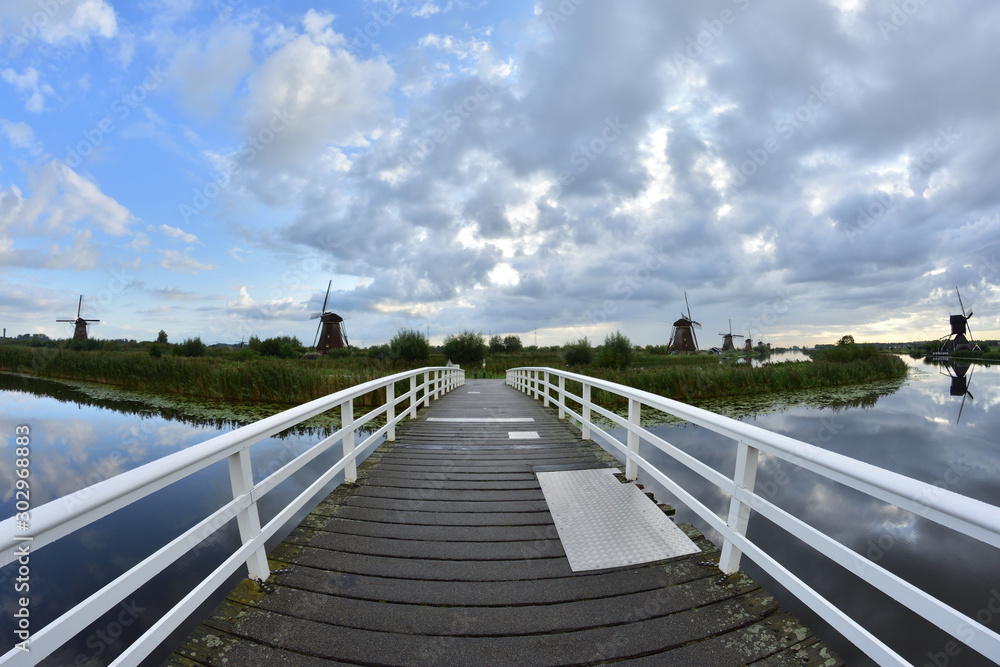 Wiatraki na polderach Holandii w Kinderdijk