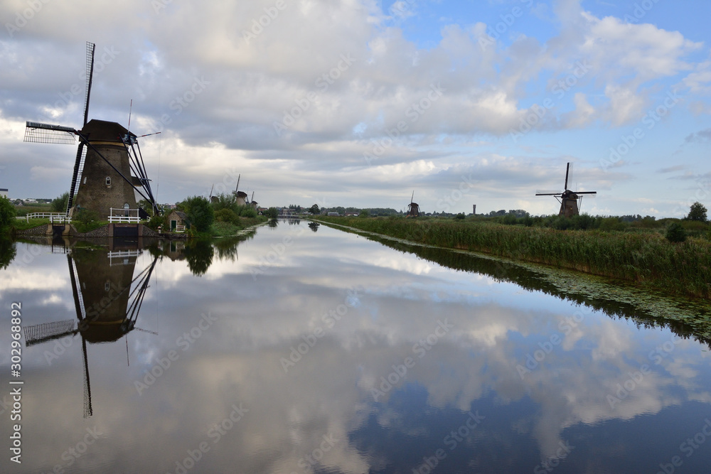Wiatraki na polderach Holandii w Kinderdijk