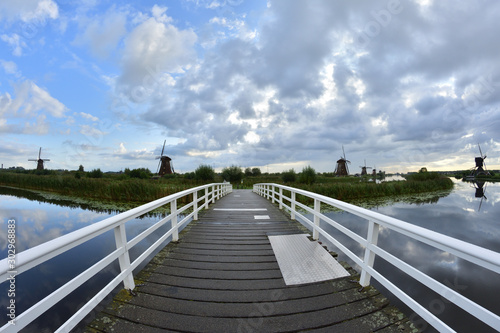 Wiatraki na polderach Holandii w Kinderdijk © W Korczewski