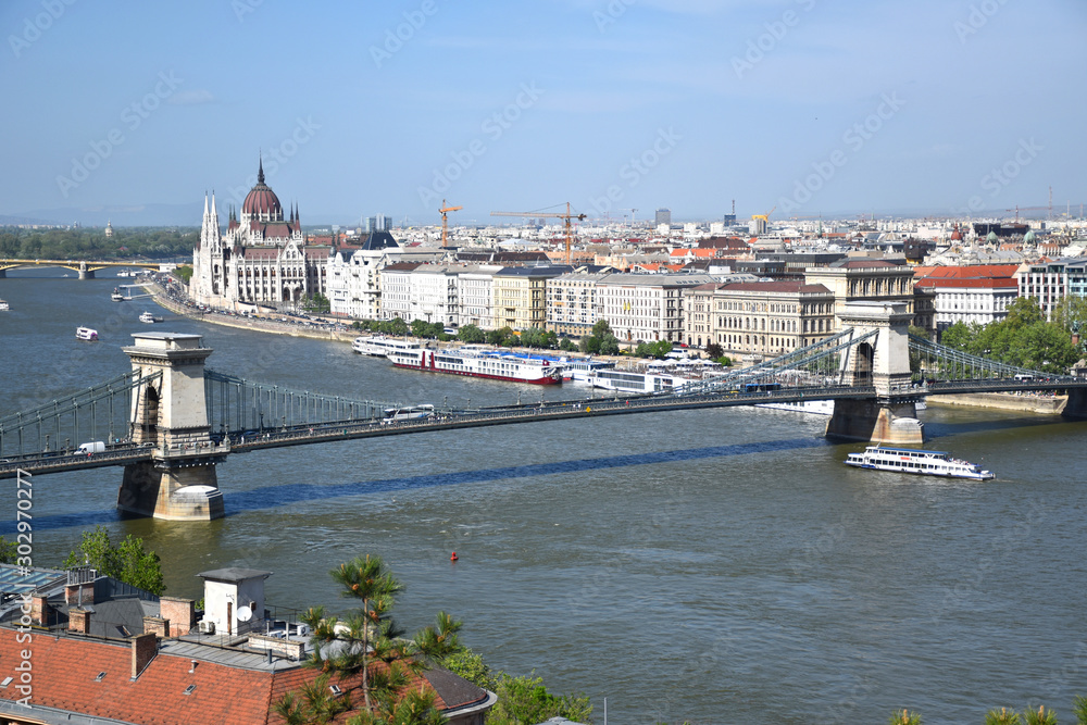 Obraz premium Landmark Szechenyi Chain Bridge in Budapest