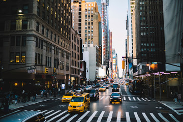 Sierkussen New York taxi Wolkenkrabbers en verkeer in Midtown  © BullRun