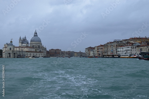 desde el agua Venecia en día nublado 