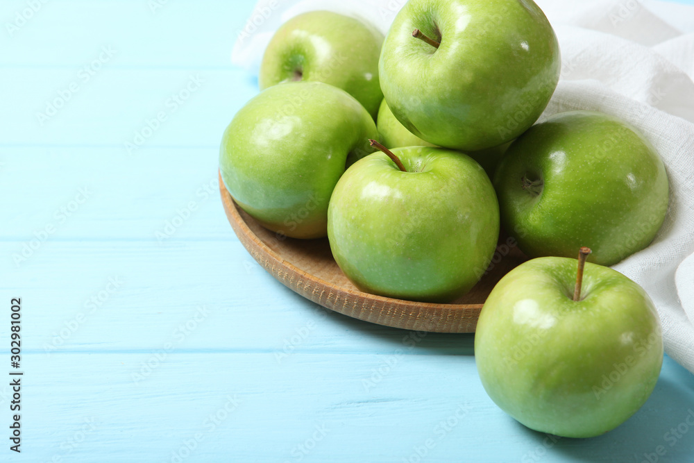 juicy green apples on a wooden table. juicy green apples on a wooden table.