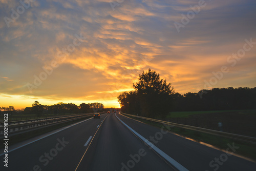 Autobahn mit Sonnenaufgang