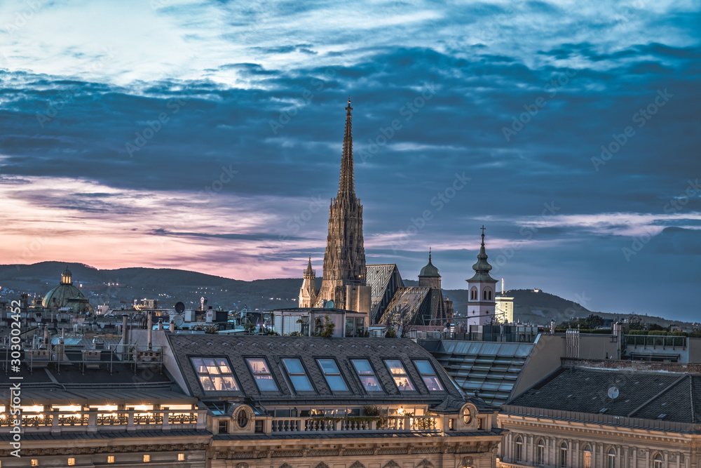 Φωτογραφία Vienna, Austria - April 27, 2019: Dusk view of Stephansdom Cathedral from roof t