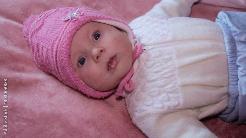 Vidéo Stock dressing newborn in winter clothes,baby girl going for a