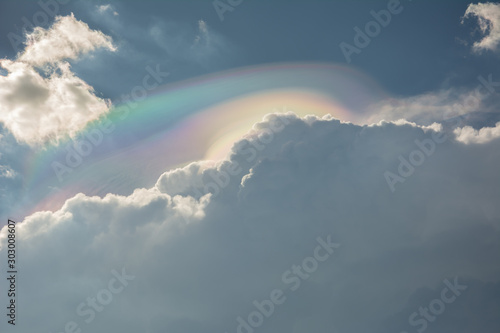 The cloud iridescence or irisation, colorful optical phenomenon that occurs in a cloud due to diffraction of light caused by small water droplets. In Brazil, MG.