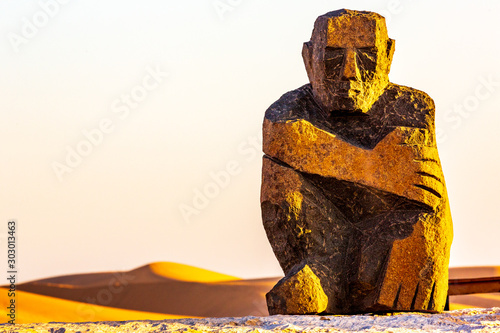 Statue dans le désert de Namibie photo