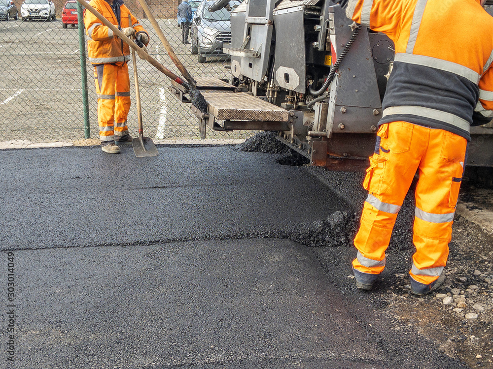 Arbeiter an Teermaschine beim Strassenbau Arbeiter an Teermaschine beim Strassenbau