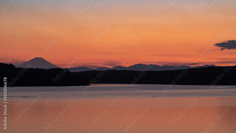 静寂な狭山湖の夕焼けと富士山