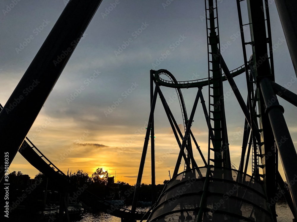 Obraz premium sunset on the roller coaster