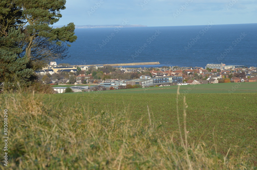 Obraz premium Views over St Andrews town, and Bay, from Pipeland Hill,