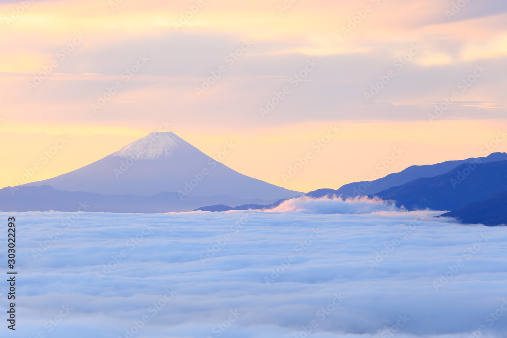 雲海と富士山の朝焼け