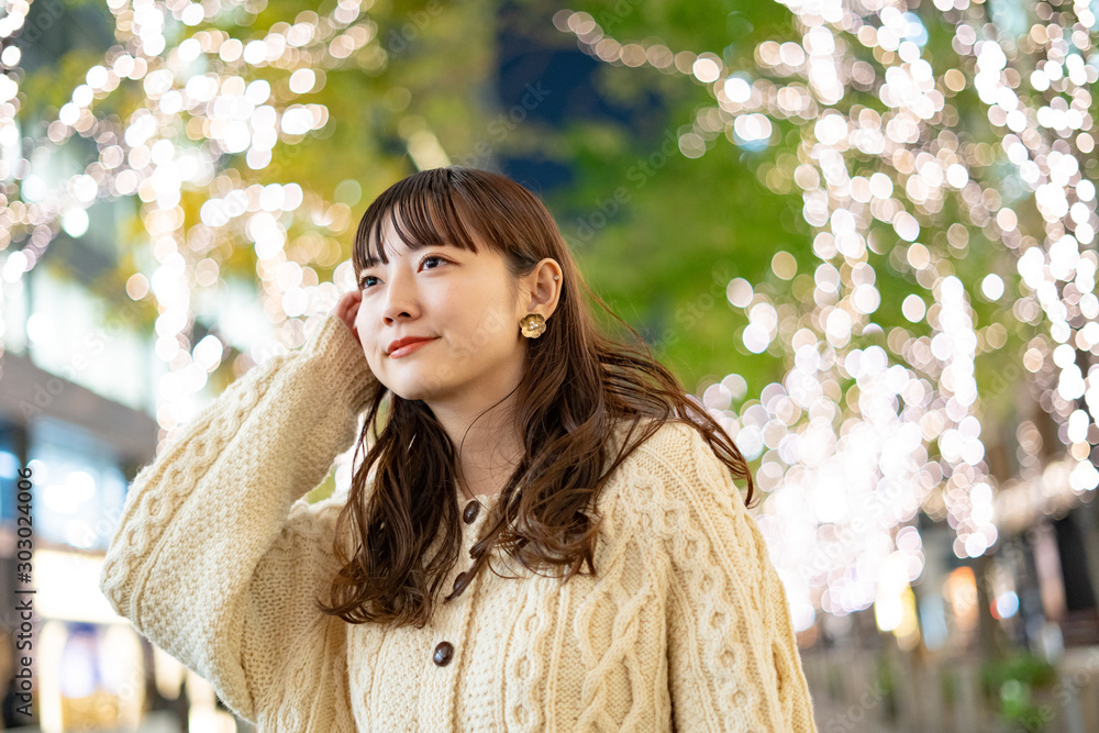 Naklejka premium イルミネーションを見つめる女性