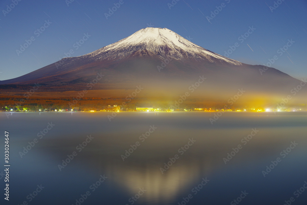 夜の富士山と山中湖