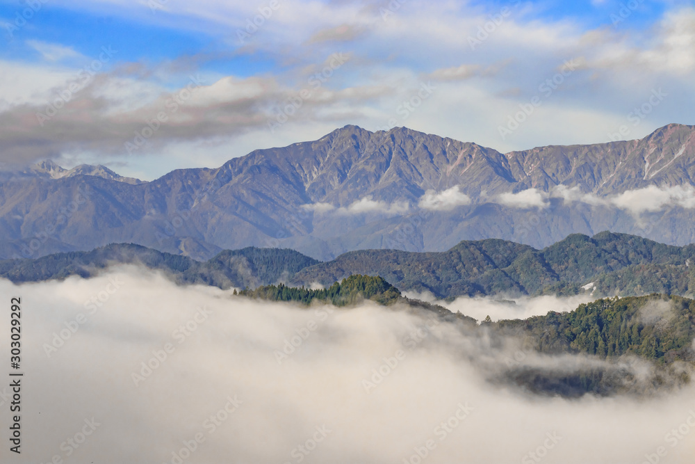 アルプス展望広場から見た立山連峰と雲海　長野県小川村　Alps view Park　Tateyama mountain range and sea ​​of ​​clouds　Nagano