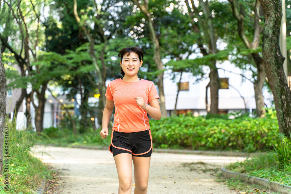 ランニングする女性 ランニングする女性