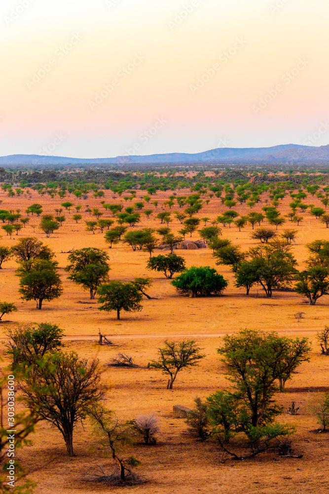 Fototapeta premium Coucher de soleil au Waterberg en Namibie