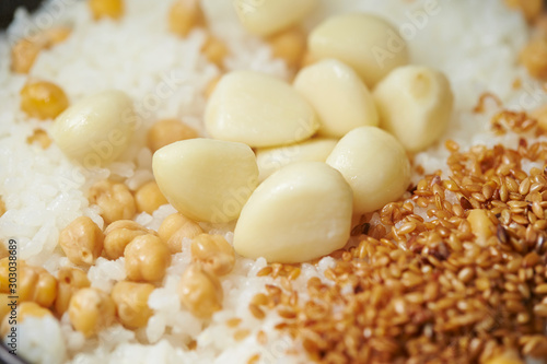 Steamed rice, garlic, chick pea and sesame 
