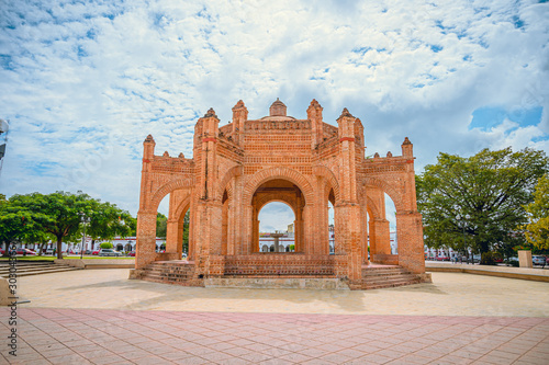 Obraz na płótnie Panoramic view of the main square of the downtown center in Chiapa de Corzo, sunny day and cloudy sky w salonie