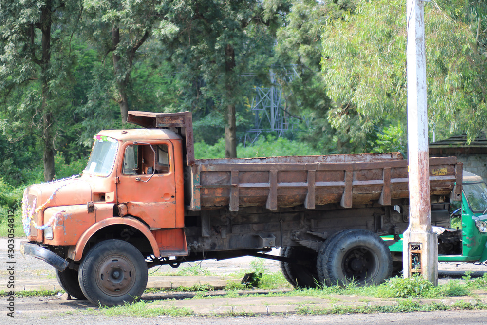 Obraz premium old truck on road