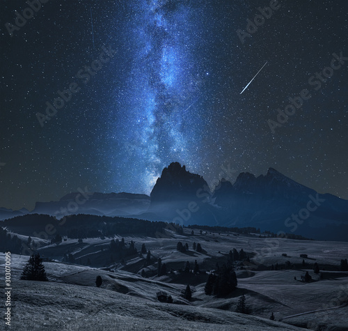 Fototapeta Naklejka Na Ścianę i Meble -  Milky way over Alpe di Siusi in Dolomites at night