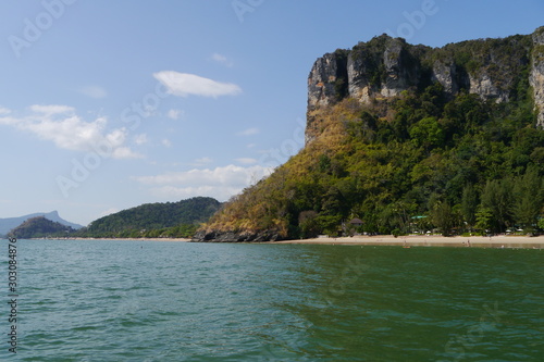 Felsen und Strand am Meer Ao Nang Beach Thailand